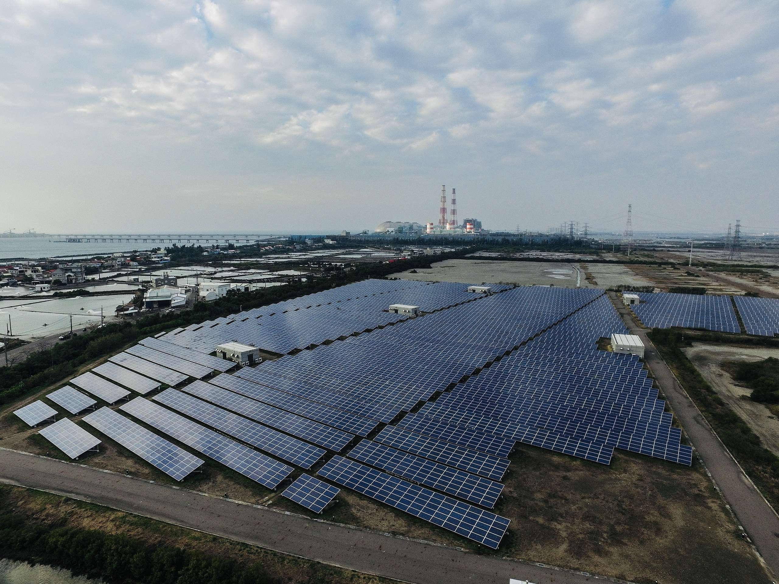 位於高雄興達鹽灘的太陽能發電廠，為全臺最大太陽能光電場，滿載發電量每小時約可發電4600度，全年總發電量約592萬度，大約可供應1600戶家庭用電。© Yung Jen Chen / Greenpeace