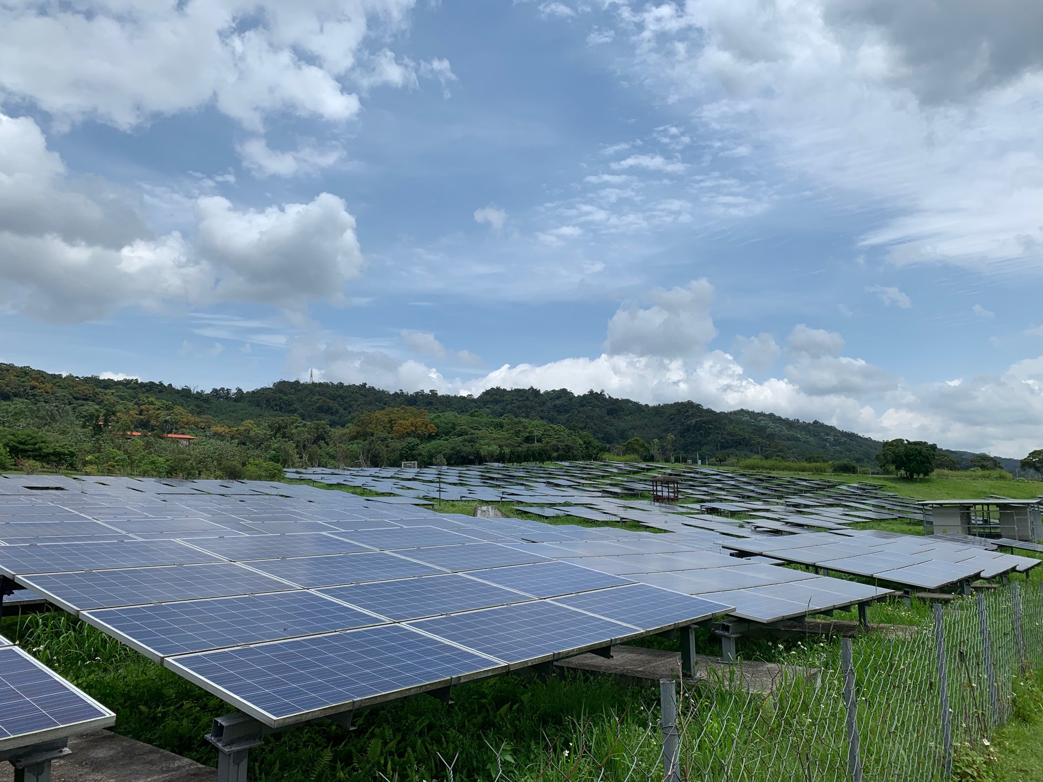 圖為臺北市福德坑能源之丘，是全臺第一個完工發電的掩埋場太陽能發電廠，也是臺北市最大的地面型太陽能光電場，每年發電量可達200萬瓦，為市庫增加100萬元歲入。© Sidney Lai / Greenpeace