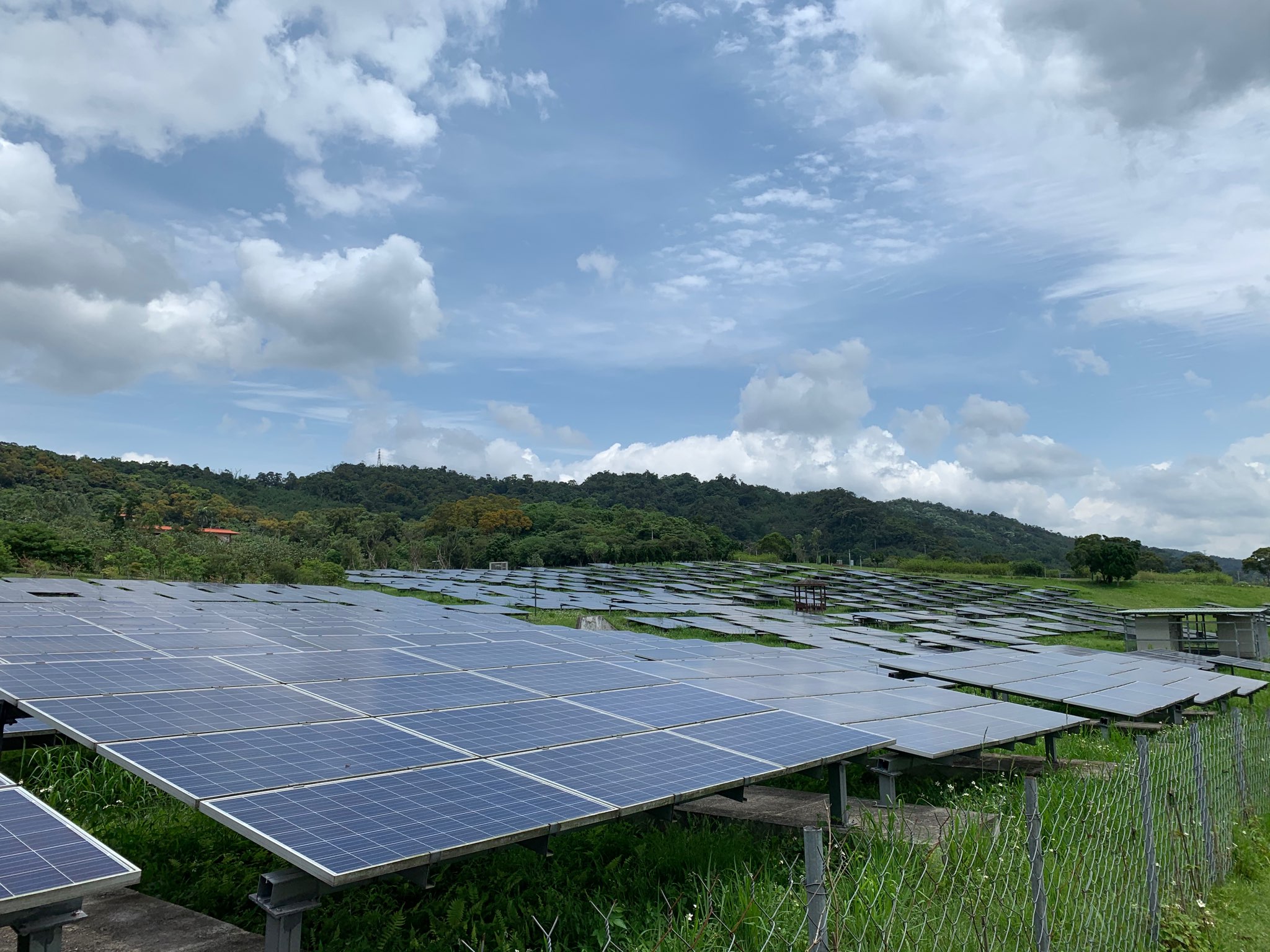 圖為臺北市福德坑能源之丘,是全臺第一個完工發電的掩埋場太陽能發電廠,也是臺北市最大的地面型太陽能光電場,每年發電量可達200萬瓦,為市庫增加100萬元歲入。© Sidney Lai / Greenpeace
