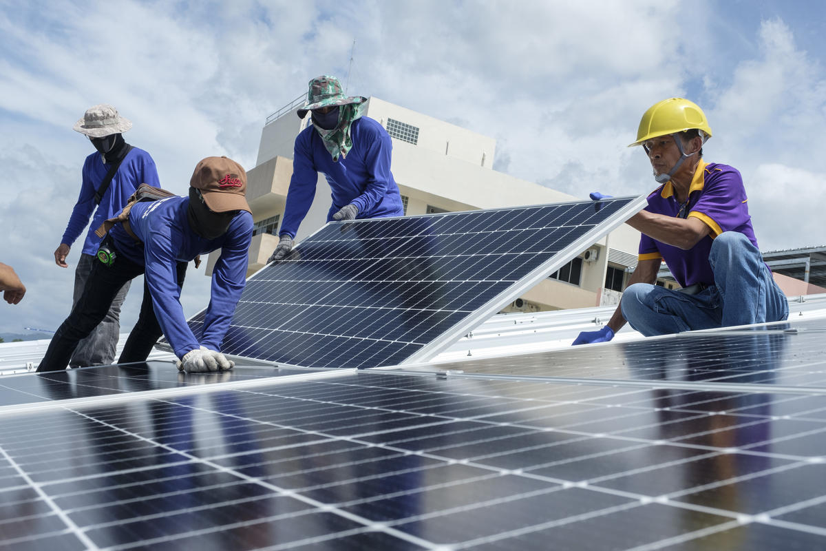 2019年，綠色和平泰國辦公室與多個在地組織成立民間聯盟「太陽能基金」，啟動「太陽能改革計畫」，以群眾募資的方式為醫院建設太陽能板，於2020年2月，為7家公立醫院完成了太陽能系統的安裝啟用，並準備於2021年為全國 7 所職業學院各安裝 10kW 容量的屋頂型太陽能系統。© Greenpeace / Arnaud Vittet