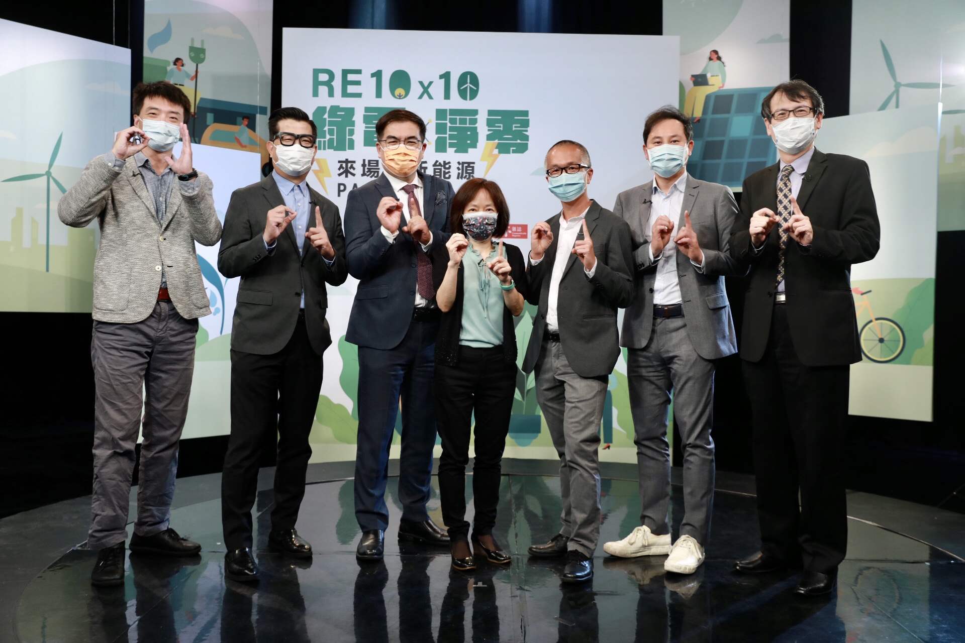 第二屆「RE10x10綠電論壇」主講人由左至右依序為：台灣經濟研究院副所長陳彥豪、歐萊德董事長葛望平、台灣氣候聯盟秘書長彭啟明、天下雜誌未來事業部資深研發長兼主筆蕭富元、綠色和平東亞分部執行總監施鵬翔、菁華工業總經理黃衍翔、行政院能源及減碳辦公室副執行長林子倫。© Greenpeace