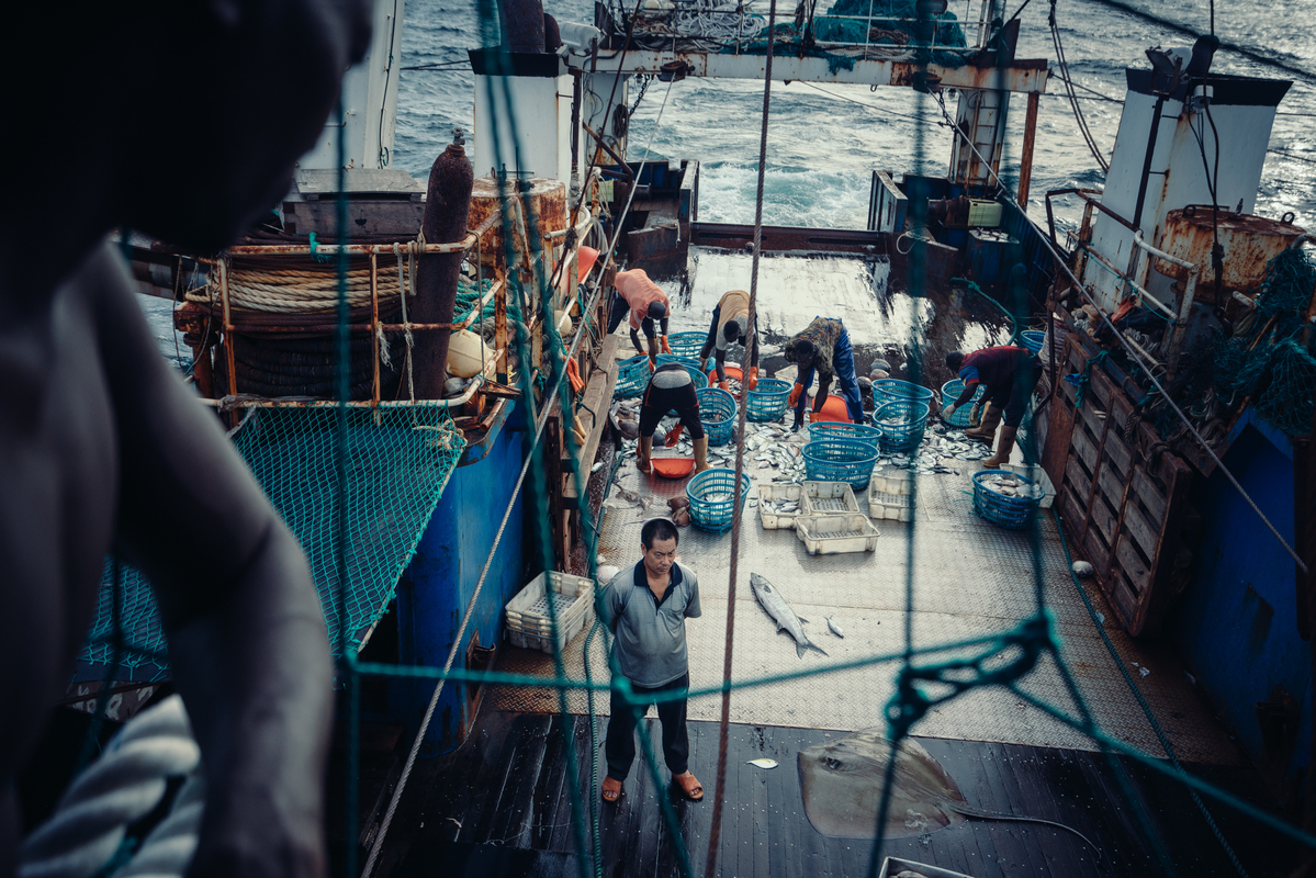 非法捕撈時常與強迫勞動有關，遠洋漁工面臨超時工作、扣發薪資、惡劣的工作與生活環境的問題。