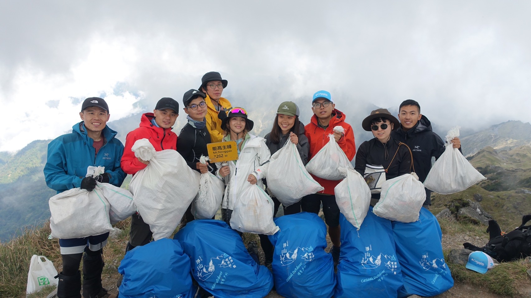 登山家詹喬愉（圖中舉牌者）帶領志工登上能高安東軍山執行淨山計畫，蒐集超過200公斤的垃圾，經綠色和平分類盤點，發現其中高達六成為登山廢棄物，有許多更已風化成塑膠碎片，可能造成當地野生動物誤食。© Façade international