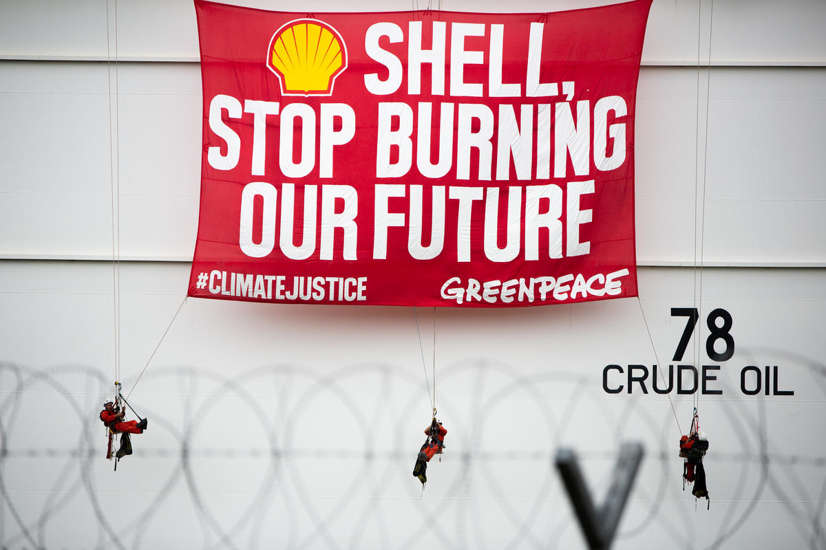 2019年八名綠色和平行動者爬上石油巨擘殼牌（SHELL）位於菲律賓馬尼拉南部的八打雁煉油廠，展開「殼牌，停止燃燒我們的未來」橫幅，要求化石燃料業者對其加劇氣候危機，承擔責任，並開始快速、公正地逐步淘汰化石燃料。© Geric Cruz / Greenpeace