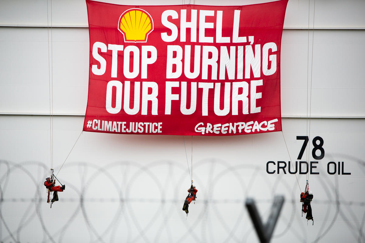 2019年八名綠色和平行動者爬上石油巨擘殼牌(SHELL)位於菲律賓馬尼拉南部的八打雁煉油廠,展開「殼牌,停止燃燒我們的未來」橫幅,要求化石燃料業者對其加劇氣候危機,承擔責任,並開始快速、公正地逐步淘汰化石燃料。© Geric Cruz / Greenpeace