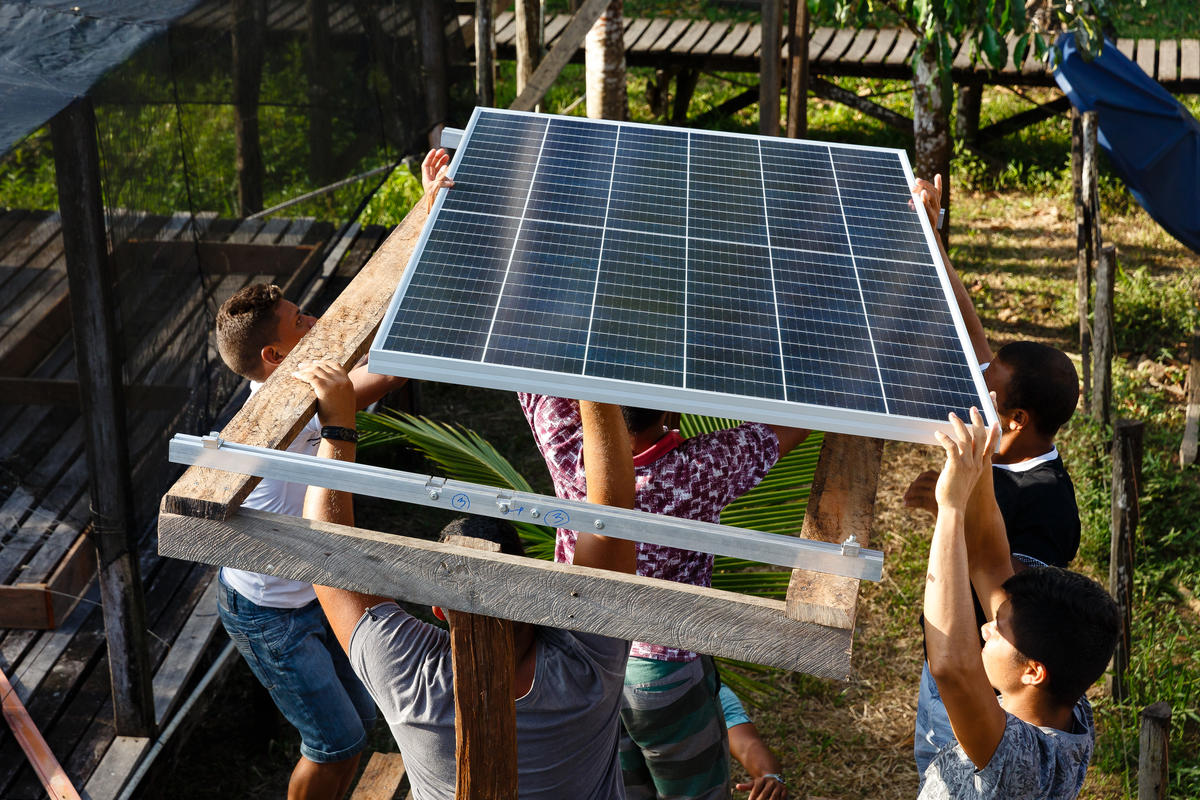 Workshop about Solar Energy in Bailique - Amapá, Brazil. © Diego Baravelli / Greenpeace