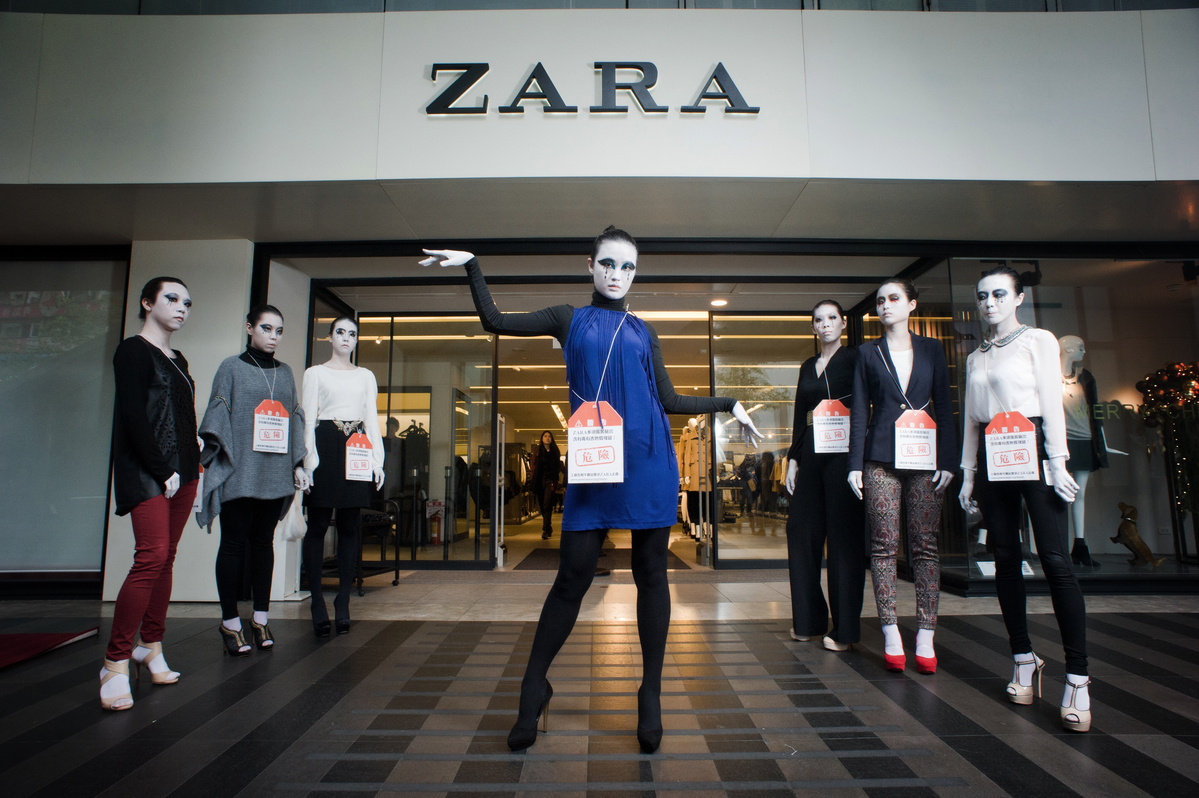 2012年，8位行動者於ZARA忠孝旗艦店門口走秀，倡議要求為時尚去毒。© Steven Vigar / Greenpeace