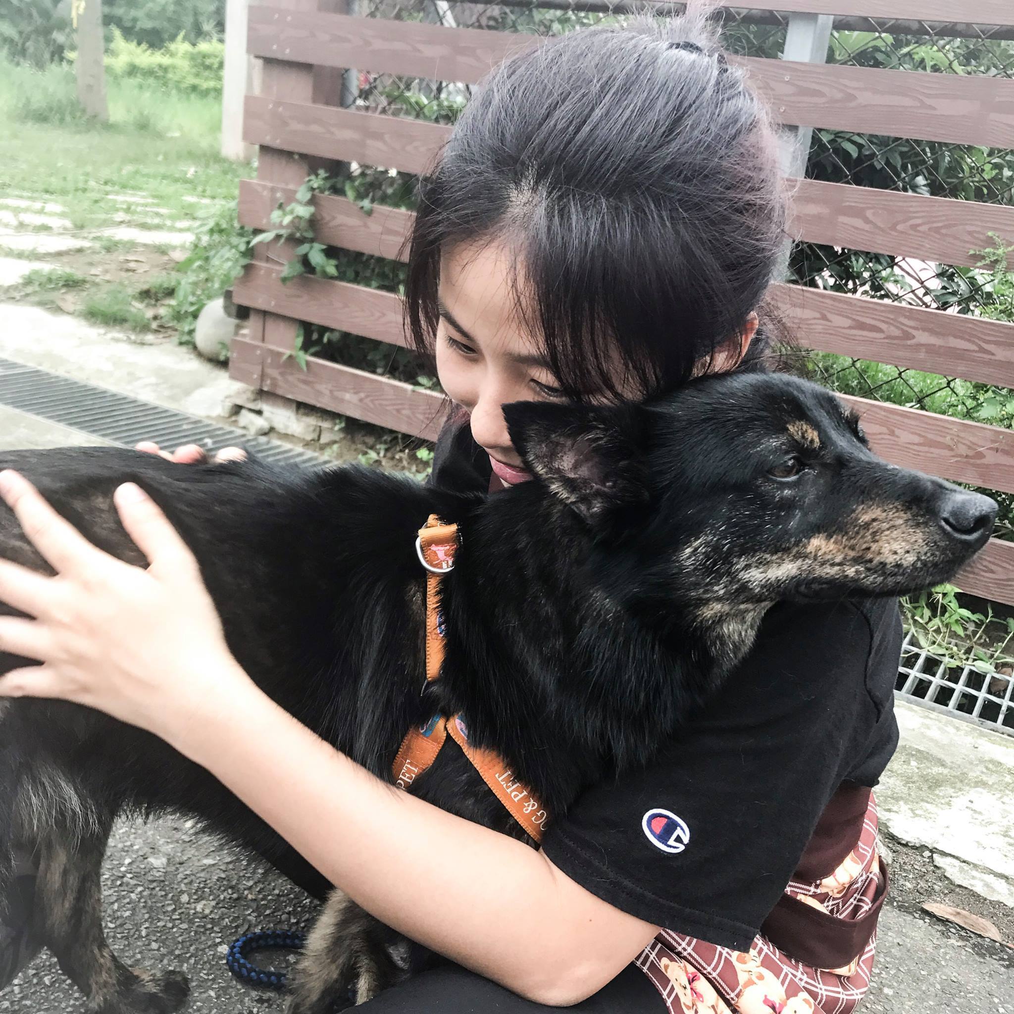 鄭楚忻在學生時期關心人權、動物權等議題,曾參與動物之家志工,協助照顧流浪動物。© Tracy Cheng / Greenpeace