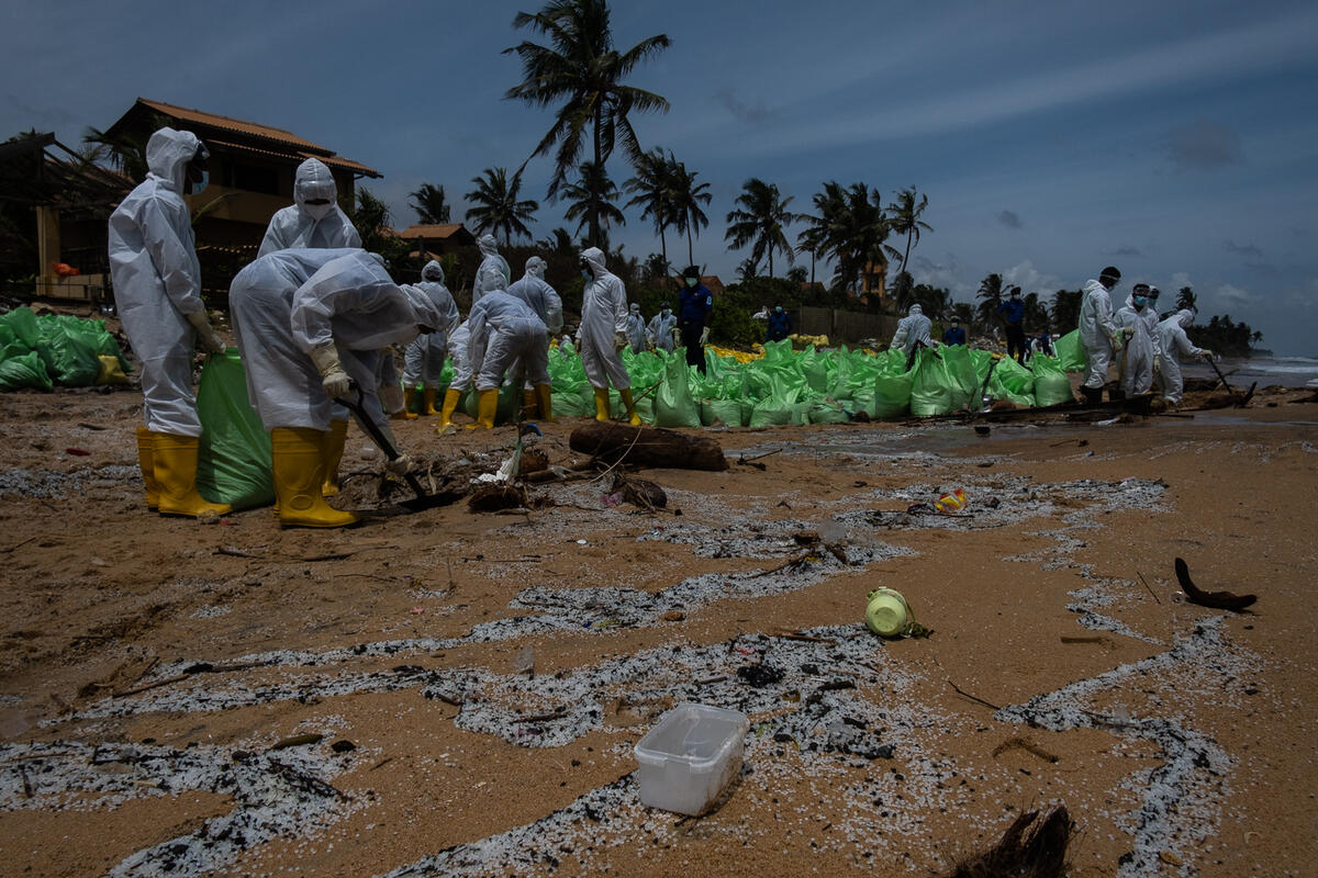 貨輪起火事故造成數十億個塑膠微粒沖上海岸，或被洋流帶往更遠的地方，對海洋及陸地生態造成嚴重影響。© Tashiya de Mel / Greenpeace