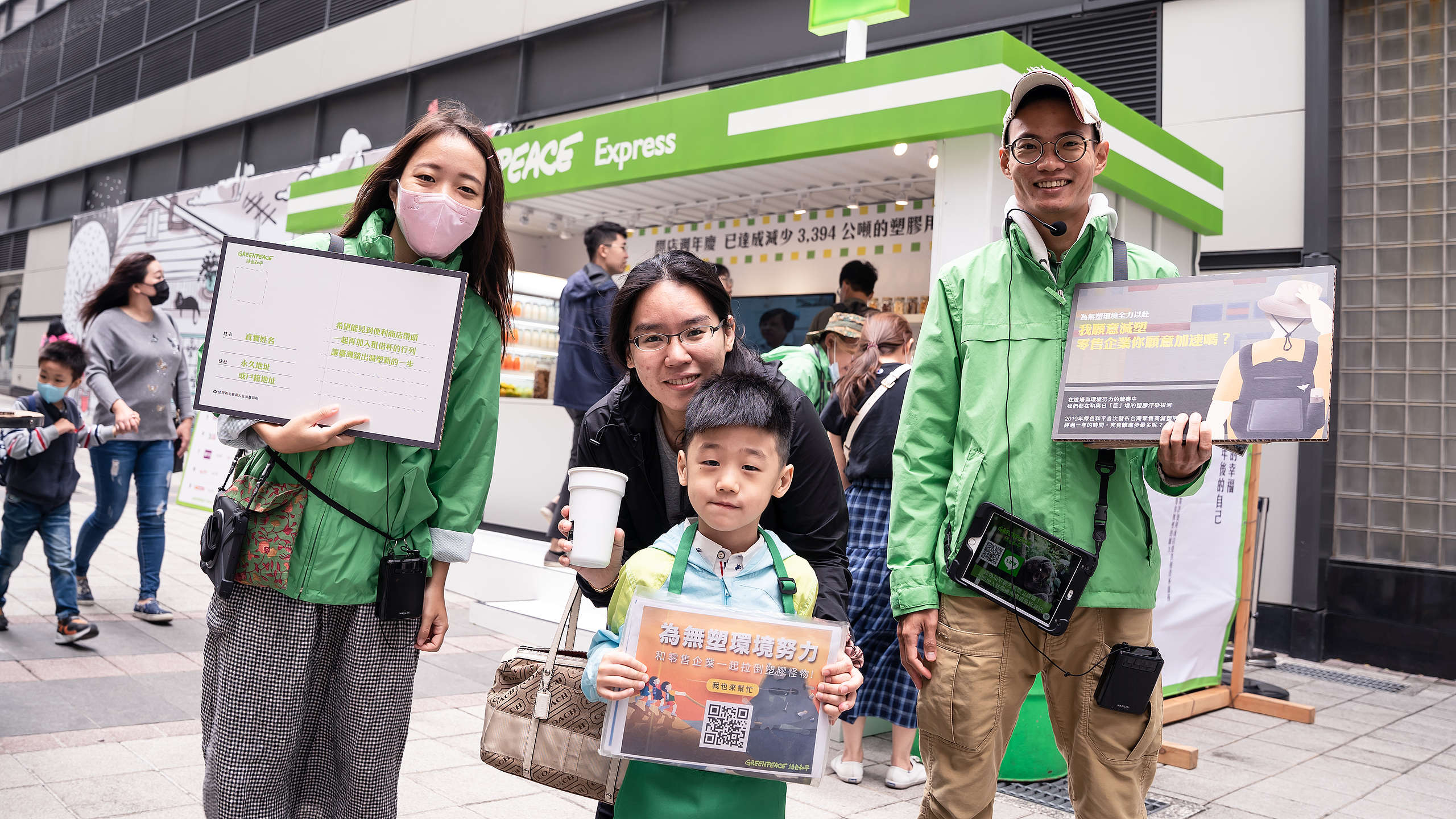 綠色和平於2020年11月，在臺南設置無塑示範店，更邀請小朋友擔任一日小小店長，向民眾解說如何減塑。© Greenpeace