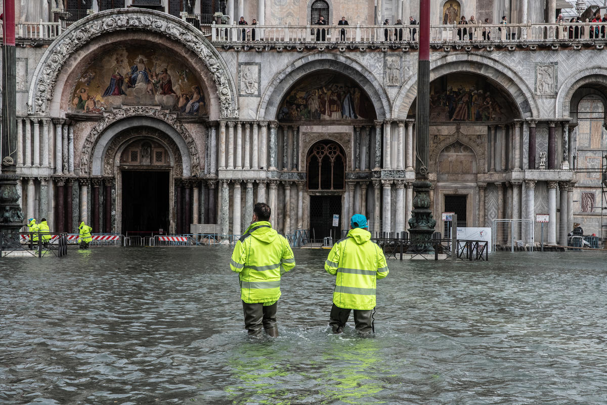 義大利威尼斯深受氣候變遷影響，漲潮期間的水位已來到成人的膝蓋，若海平面持續上升，當地生活將面目全非。