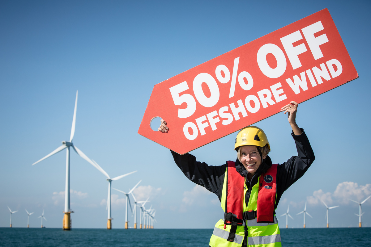 2017年，知名女演員艾瑪·湯普森（Emma Thompson）在英國肯特郡的海上風電場，拿著一個巨大的價格標籤，顯示海上風電場的電力價格在不到五年的時間裡下降了50%以上。© Will Rose / Greenpeace