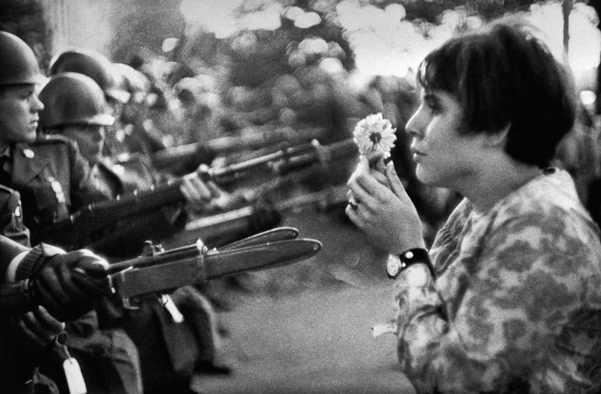 著名的「槍炮與鮮花」照片由攝影師Marc Riboud攝於1967年，17歲少女 Jan Rose Kasmir 在美國五角大樓外參與反越戰抗議行動。該照片成為60至70年代，美國反暴力的「Flower Power」運動的標誌性照片。© Marc Riboud / Magnum Photos