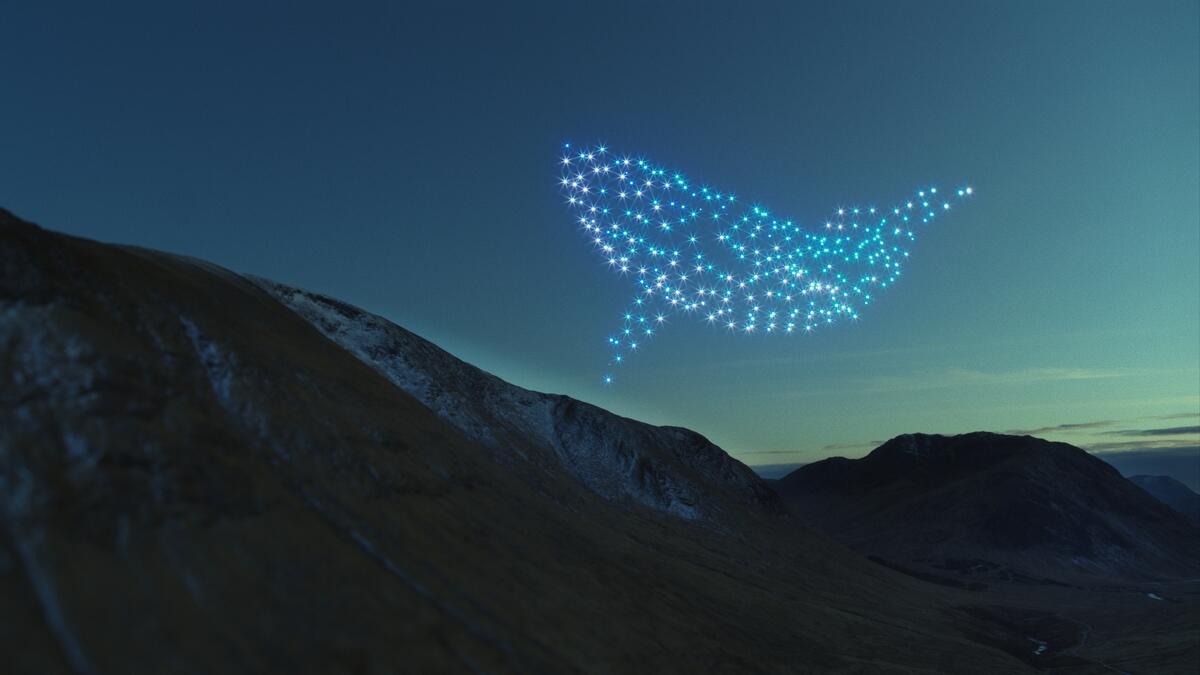 綠色和平英國辦公室以300臺無人機，在空中排列成飛翔的鯨魚。