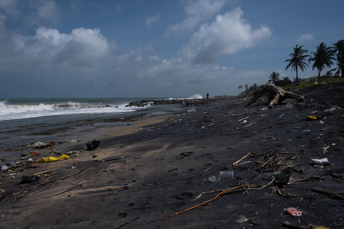 斯里蘭卡的海岸線被燒毀的貨輪殘骸染黑，陷入海洋危機，然而疫情導致全國封鎖，讓救災更為困難。© Tashiya de Mel / Greenpeace