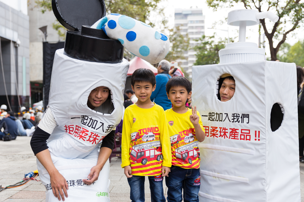 綠色和平舉辦一連串的活動，與大眾溝通了解柔珠產品的危害，推廣減塑觀念。© Greenpeace / Chia-da Huang