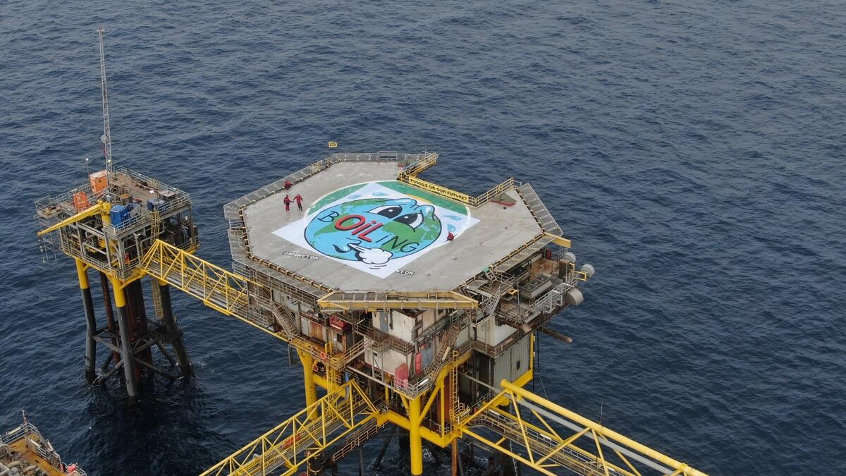 2020年8月，丹麥行動者於法國道達爾石油（Total）營運的鑽油臺展置布條倡議，要求丹麥政府停止開發新的石油與天然氣。成功促使丹麥國會於同年12月宣布：將取消丹麥於北海海域，新的油氣田勘探和開採許可，並在2050年之前終止生產石油與天然氣。© John Murphy / Greenpeace