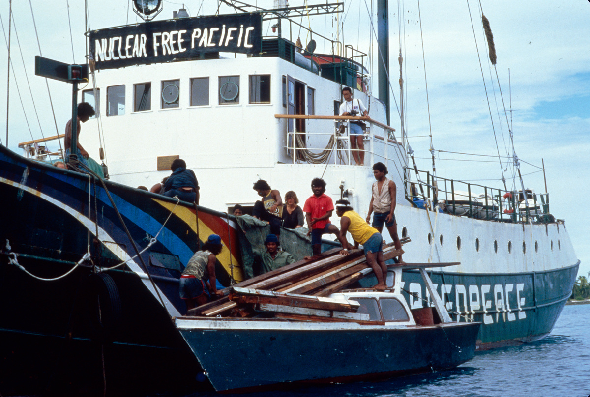 1985年，綠色和平船艦「彩虹勇士號」船員協助朗格拉普環礁（Rongelap Island）島民撤離，這些島民飽受1946至1958年美軍核試遺留的「核落塵」毒害所苦，移居至梅賈托（Mejato）。