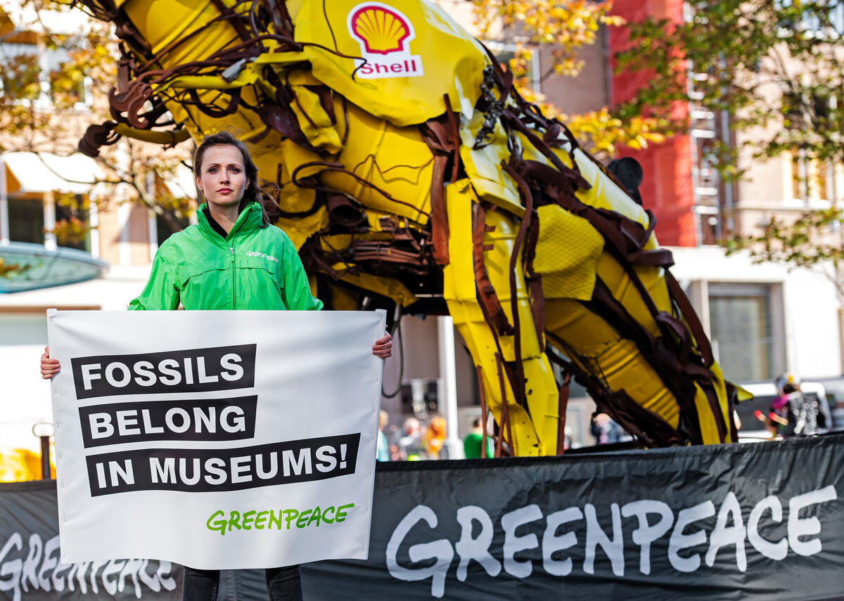 2020年，綠色和平荷蘭辦公室行動者，趁著殼牌石油公司Shell在荷蘭海牙的總部召開周年大會，於總部外要求淘汰油氣業務。© Marten van Dijl / Greenpeace