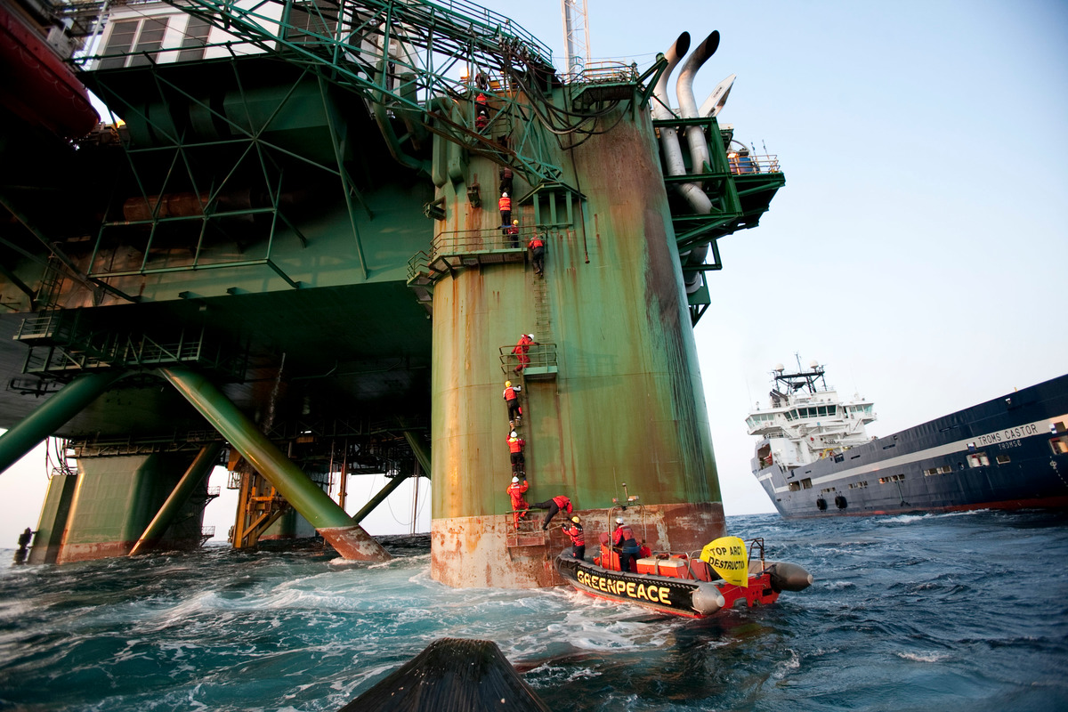 2011年，18位綠色和平行動者登上Leiv Eiriksson鑽油平臺，批評所屬企業Cairn Energy違反行業規範，拒絕公開漏油應變計畫，使格陵蘭及北極環境面臨風險。© Steve Morgan / Greenpeace