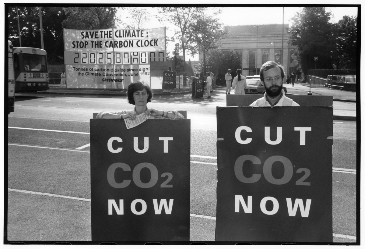 1993年，綠色和平行動者於聯合國在日內瓦的辦公室外，倡議要求立即減少二氧化碳排放。