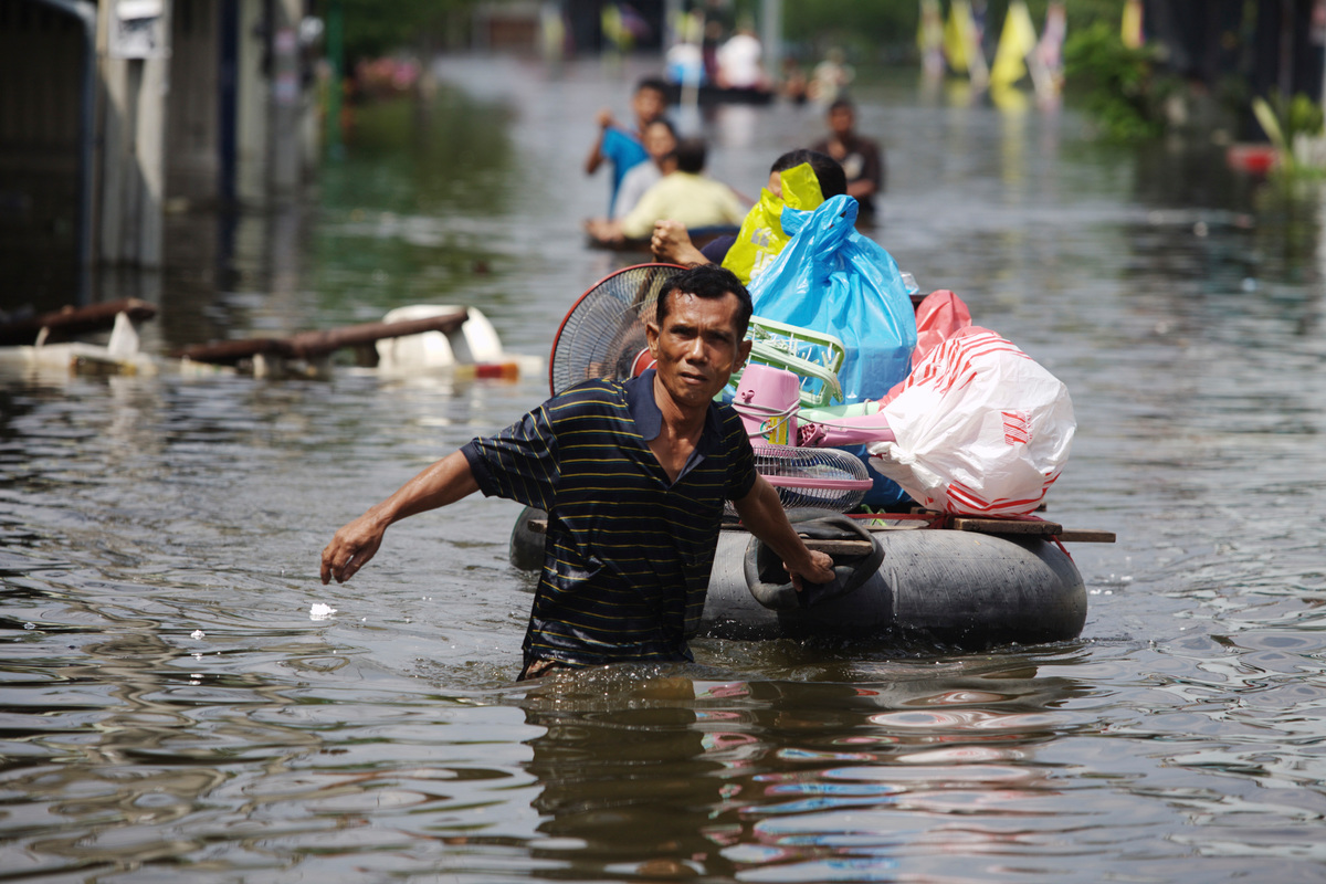 極端天氣愈發頻繁，全球越來越多人受到衝擊而失去家園。圖為2011年泰國因暴雨導致50年來最嚴重水患，數百人因此喪生，數百萬人被迫撤離。