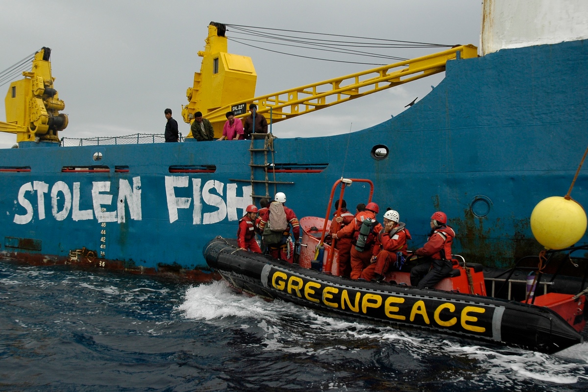 2006年，綠色和平追蹤並監測中國權宜船「Binar 4號」從西非至歐洲的6天航程，揭露其非法捕魚行為，並在該船漆上「偷魚賊」（Stolen Fish）。© Greenpeace / Pierre Gleizes