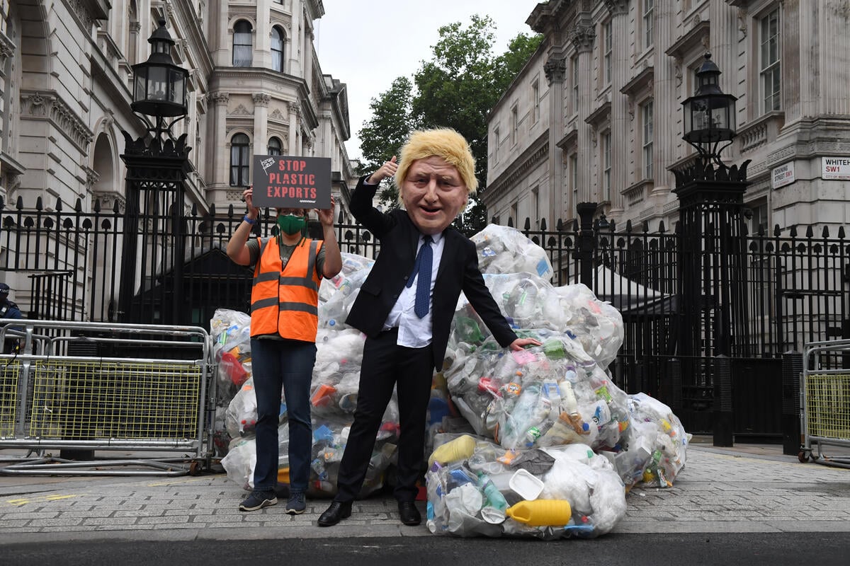 英國首相強生曾聲稱「英國政府將帶領全球解決塑膠問題」，實際上卻將塑膠廢棄物出口至發展中國家，助長塑膠危機。© Chris J Ratcliffe / Greenpeace