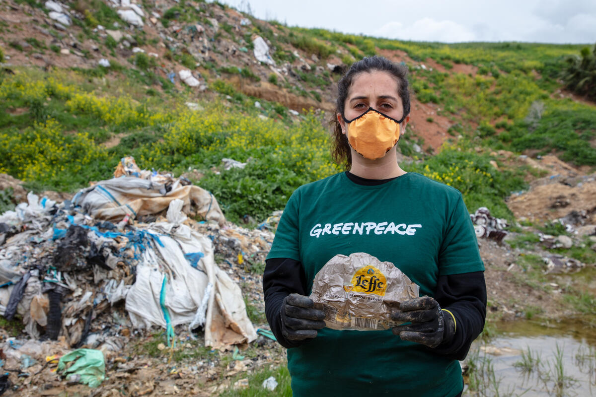 綠色和平針對傾倒在土耳其的海外塑膠廢棄物進行調查期間，在當地發現了大量一次性塑膠包裝和其他垃圾，其中主要來自於英國、德國的超市商品，以及全球食品和飲品的品牌包裝。© Caner Ozkan / Greenpeace
