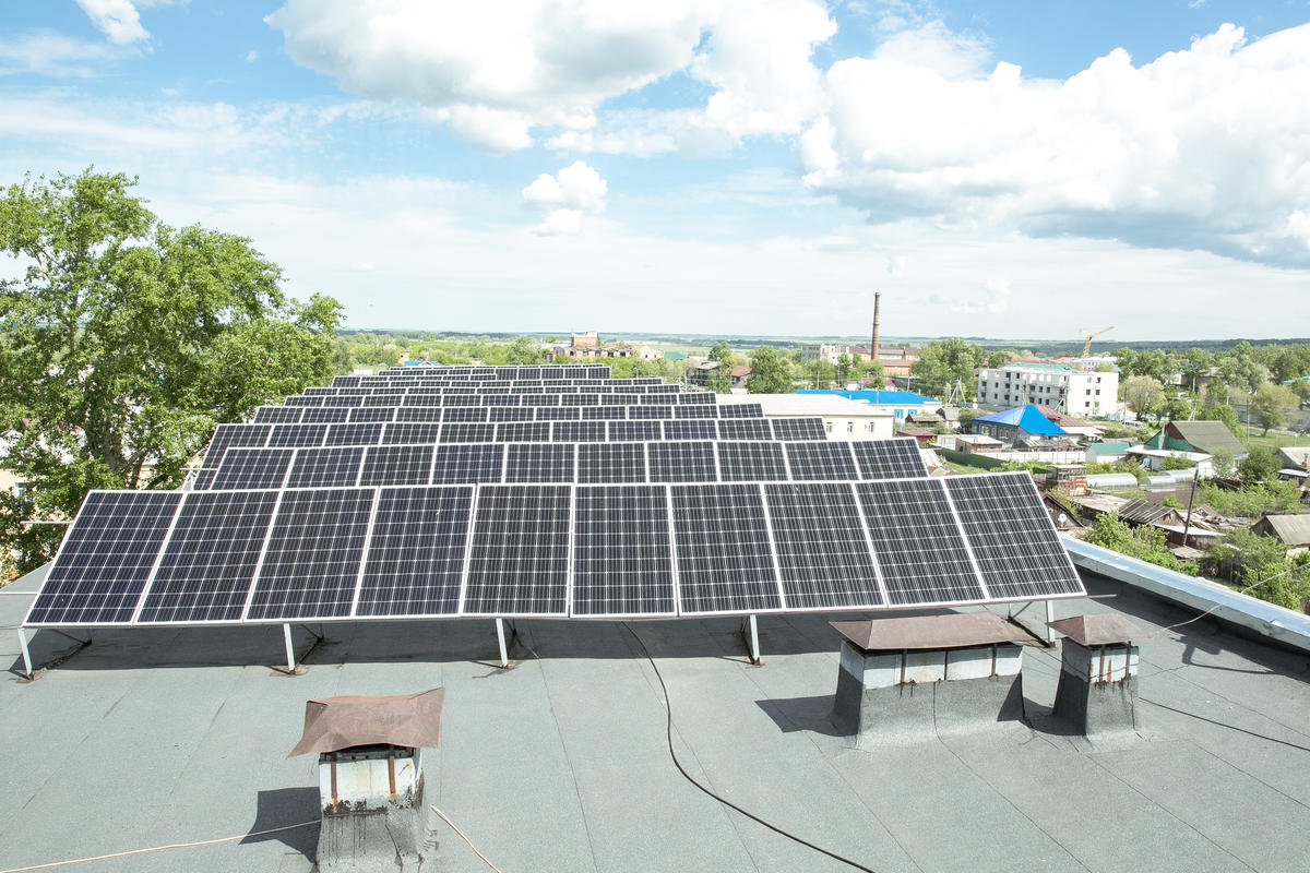 位於俄羅斯區域型醫院在屋頂上安裝太陽能板，每年可省下約150萬盧布（約新臺幣56萬元）的電費。