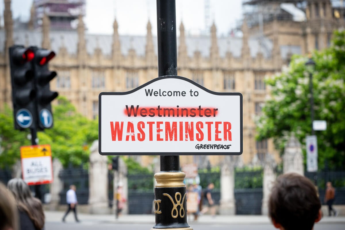 綠色和平行動者在西敏寺前張貼新的路牌「歡迎來到西敏塑」，向政府表明當局必須為自己製造的塑膠廢棄物負責。© Luca Marino / Greenpeace