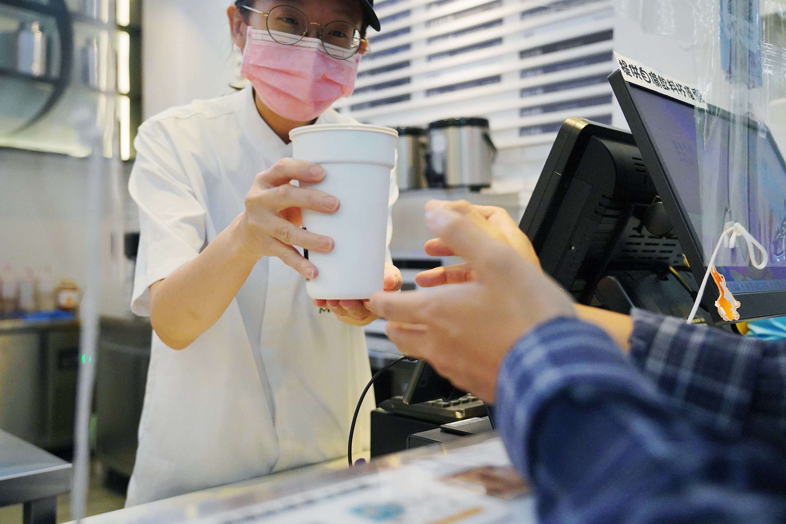 引進循環模式的「絕塑好店」,為消費者提供可重複使用的外帶杯,減少不必要的垃圾。