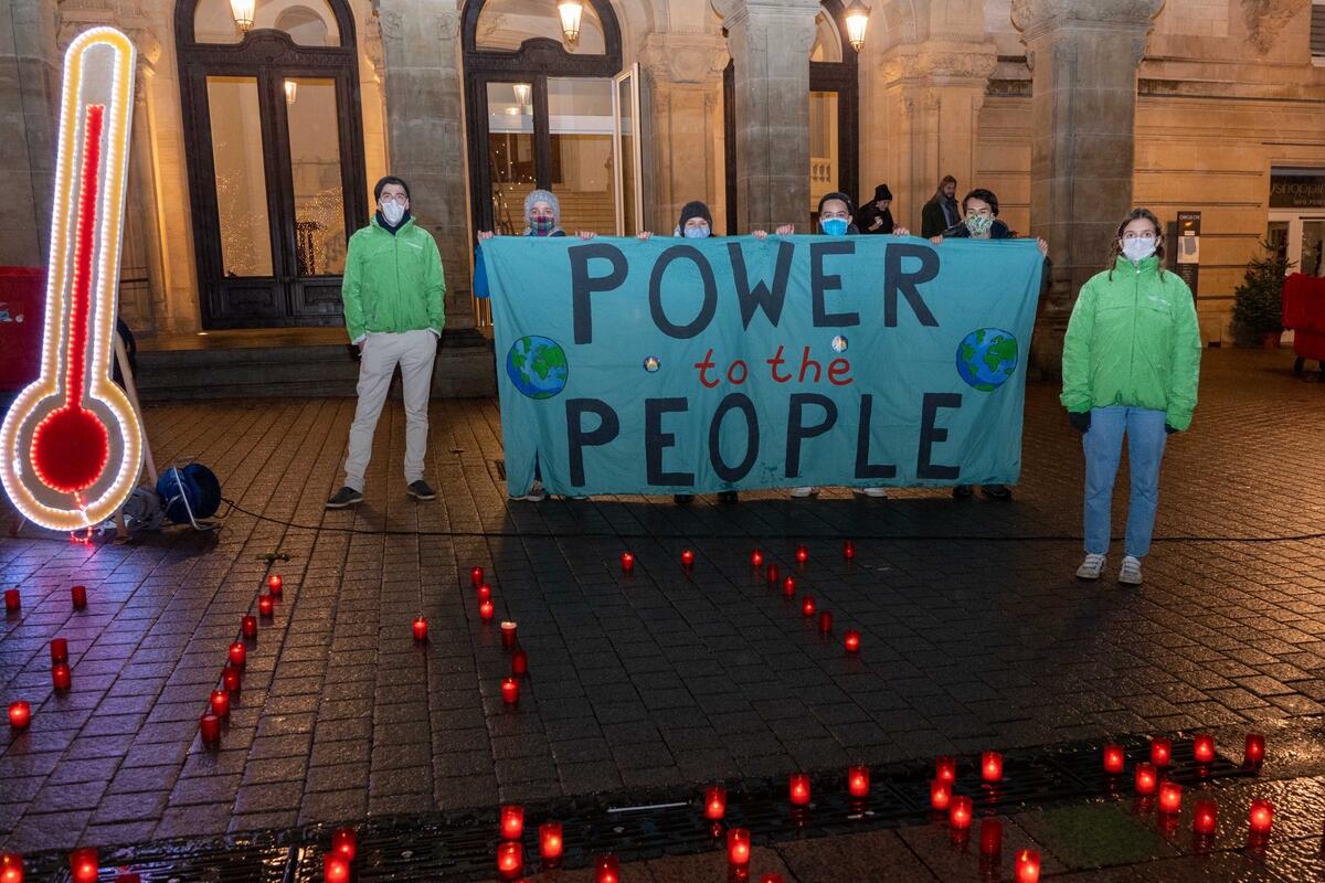 2020年,綠色和平與氣候青年(Youth for Climate)的行動者,在盧森堡參與《巴黎氣候協定》5周年活動,呼籲各方必須更積極爭取將全球暖化升溫控制於攝氏1.5度内。