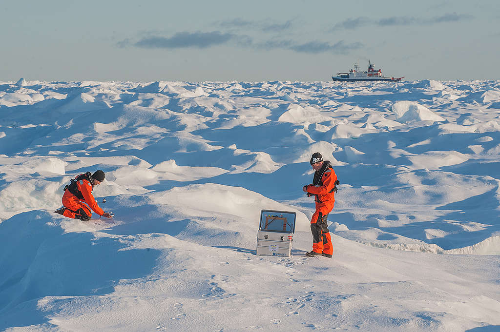 科學家正在北極海採集積雪，進行北極塑膠污染的採樣調查。攝於2017年。