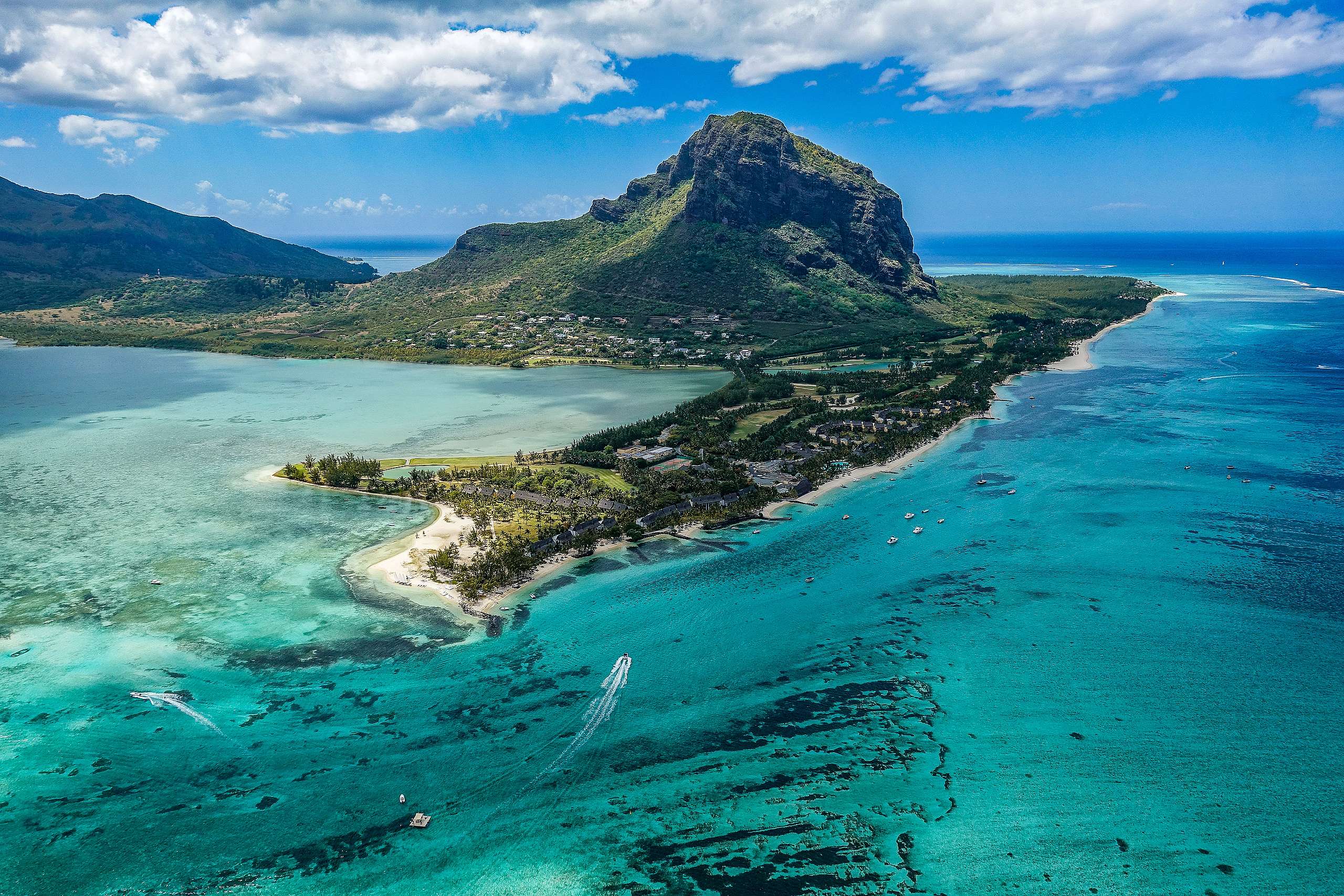 模里西斯同時坐擁生態保護濕地，與環繞四周的世界第三大珊瑚礁群，珍貴的自然資源舉世聞名，與馬爾地夫、塞席爾並列「印度洋三大明珠」。圖為2017年，尚未遭遇漏油事故的模里西斯。