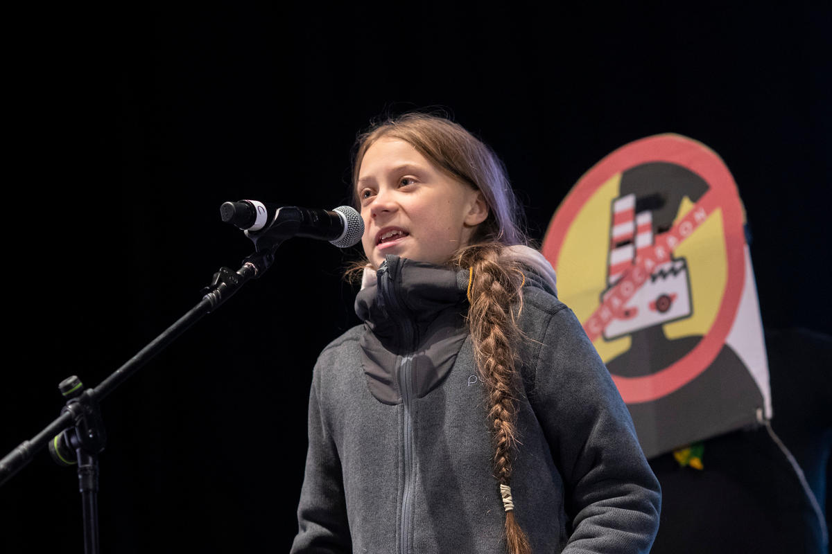 環保少女格蕾塔・桑柏格(Greta Thunberg)在2019年的聯合國氣候行動峰會上,以“How dare you”一言挑戰全球領袖的氣候政策,喚醒全球,年輕一代不再容忍氣候拖延。