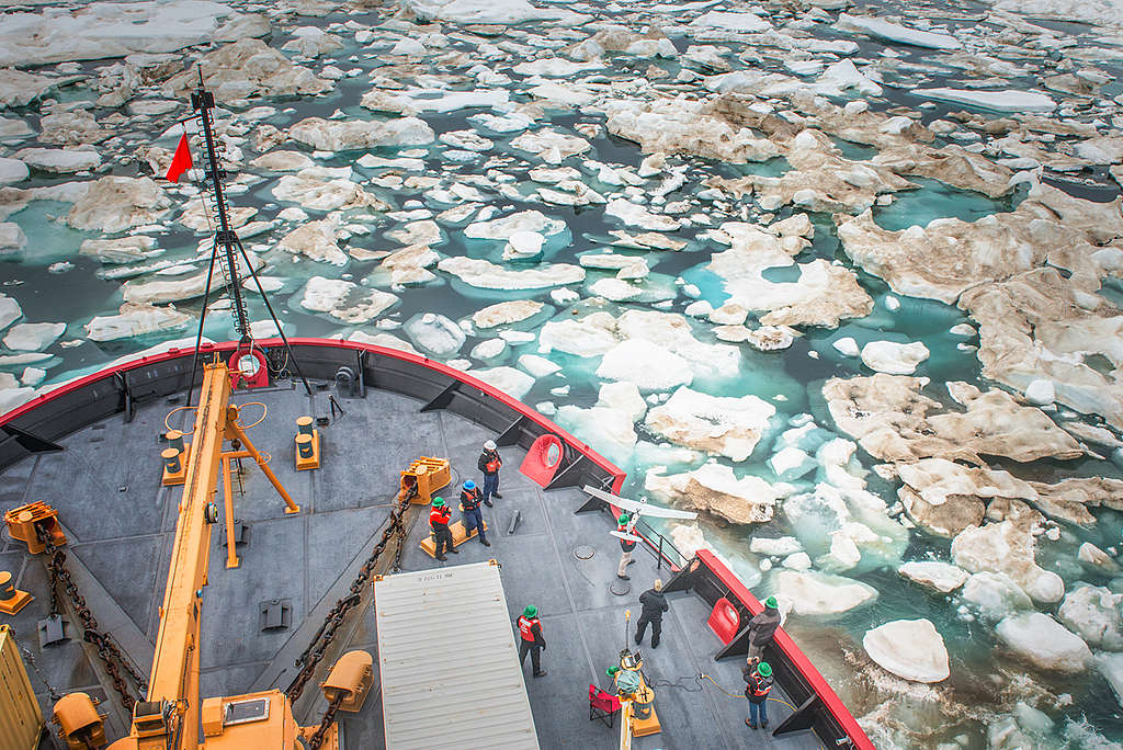 一架無人機準備從希利號上起飛，在北極海的波弗特海域進行調查與記錄。