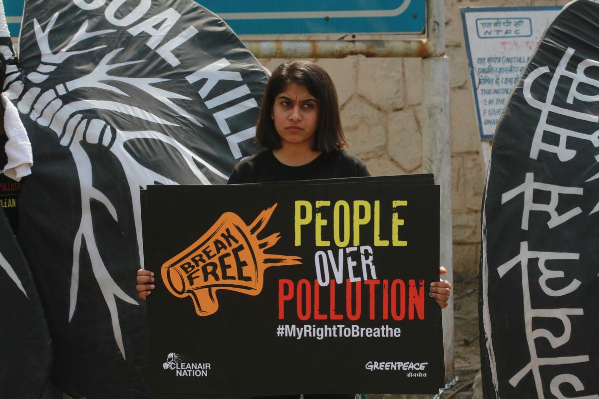 2018年，多名綠色和平印度行動者來到因污染問題被多次關閉的新德里巴達布爾（Badarpur）燃煤電廠外抗議，要求當局立即執行「國家潔淨空氣計畫」（National Clean Air Program ），淘汰燃煤，還給人民乾淨的空氣。