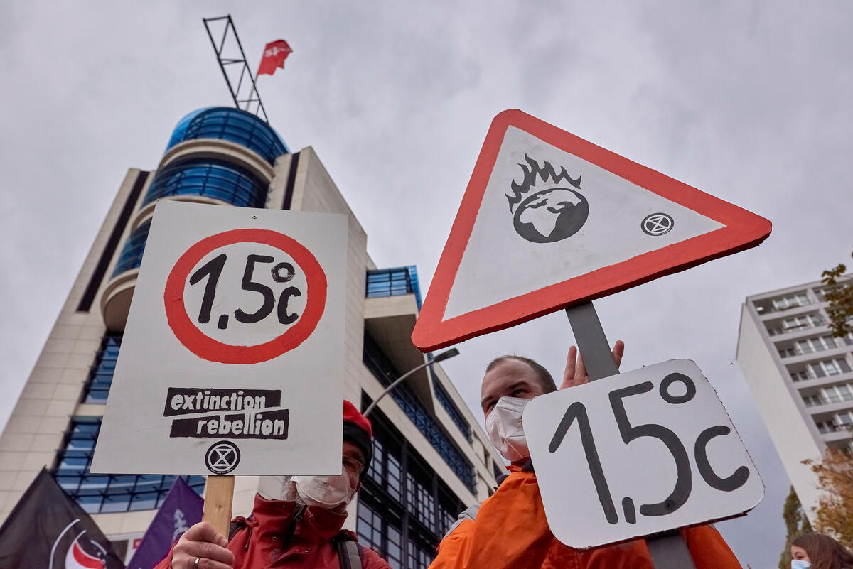 COP26氣候大會將是全球政府簽署《巴黎氣候協定》後的首次評量，此次大會的首要任務是讓各地政府在本世紀中葉實現淨零碳排，以制止全球平均升溫超過攝氏1.5度。