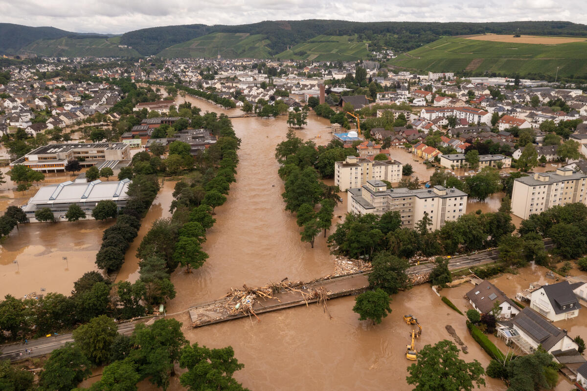 2021年7月，德國、比利時、荷蘭等地因連日暴雨引發世紀洪災，超過百人死亡，逾千人失蹤。綠色和平迅速啟動危機應變小組，監測和記錄當地的災情，同時協助搜索工作。