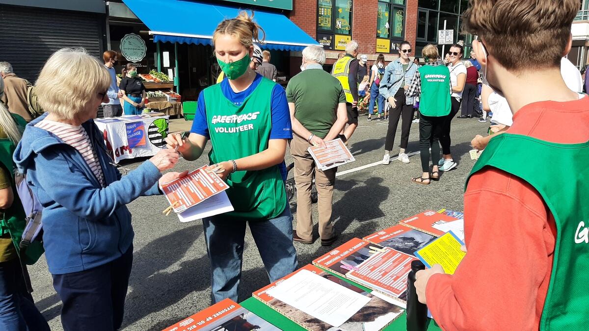 英國：綠色和平行動者於里茲（Leeds）設立公眾攤位，宣揚綠色減碳的生活態度，並邀請民眾結合力量，要求政府領袖以更積極的態度對應氣候危機。