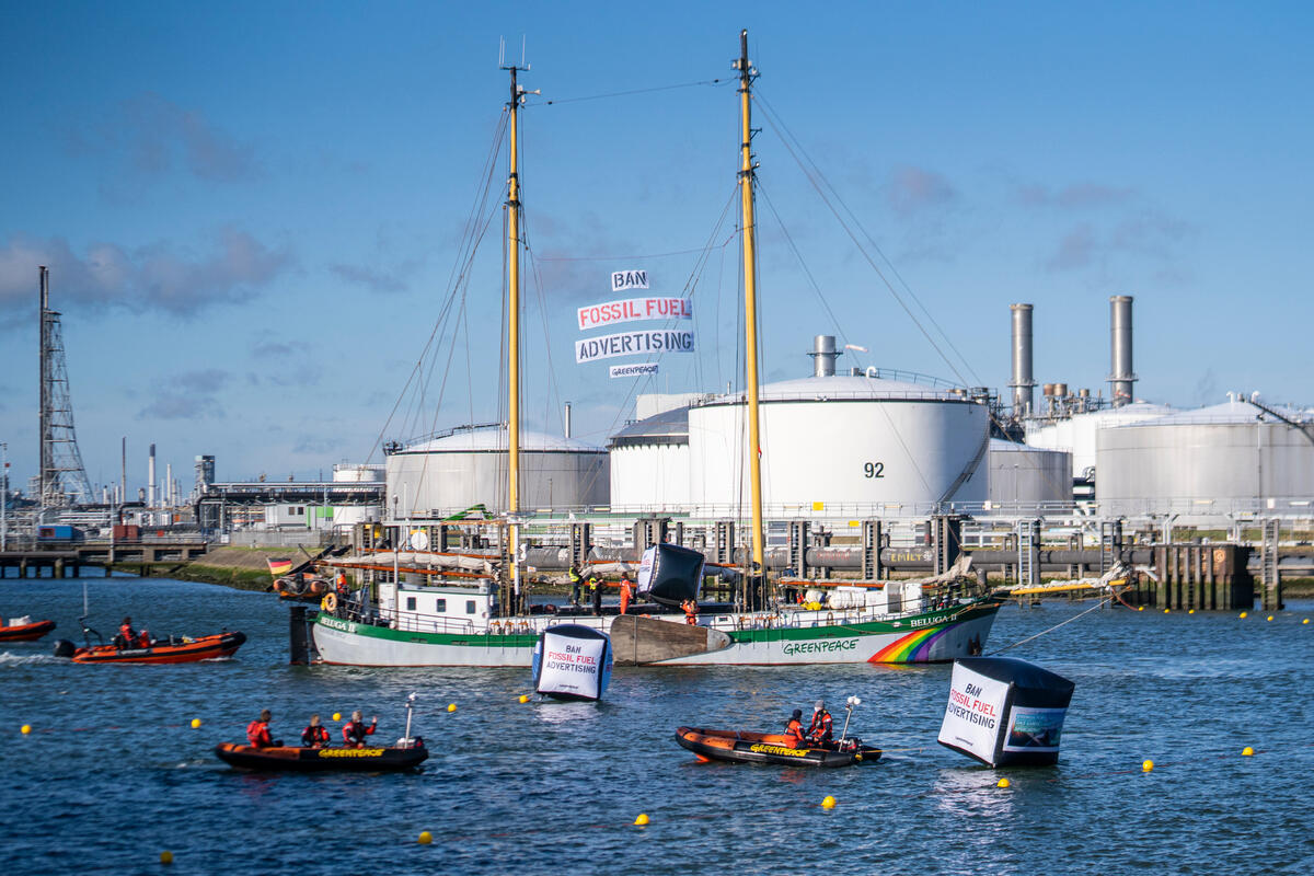 2021年10月4日，超過80名綠色和平行動者搭乘綠色和平船艦「白鯨號」，來到殼牌（SHELL）位於荷蘭鹿特丹的煉油廠港口外進行和平抗議。