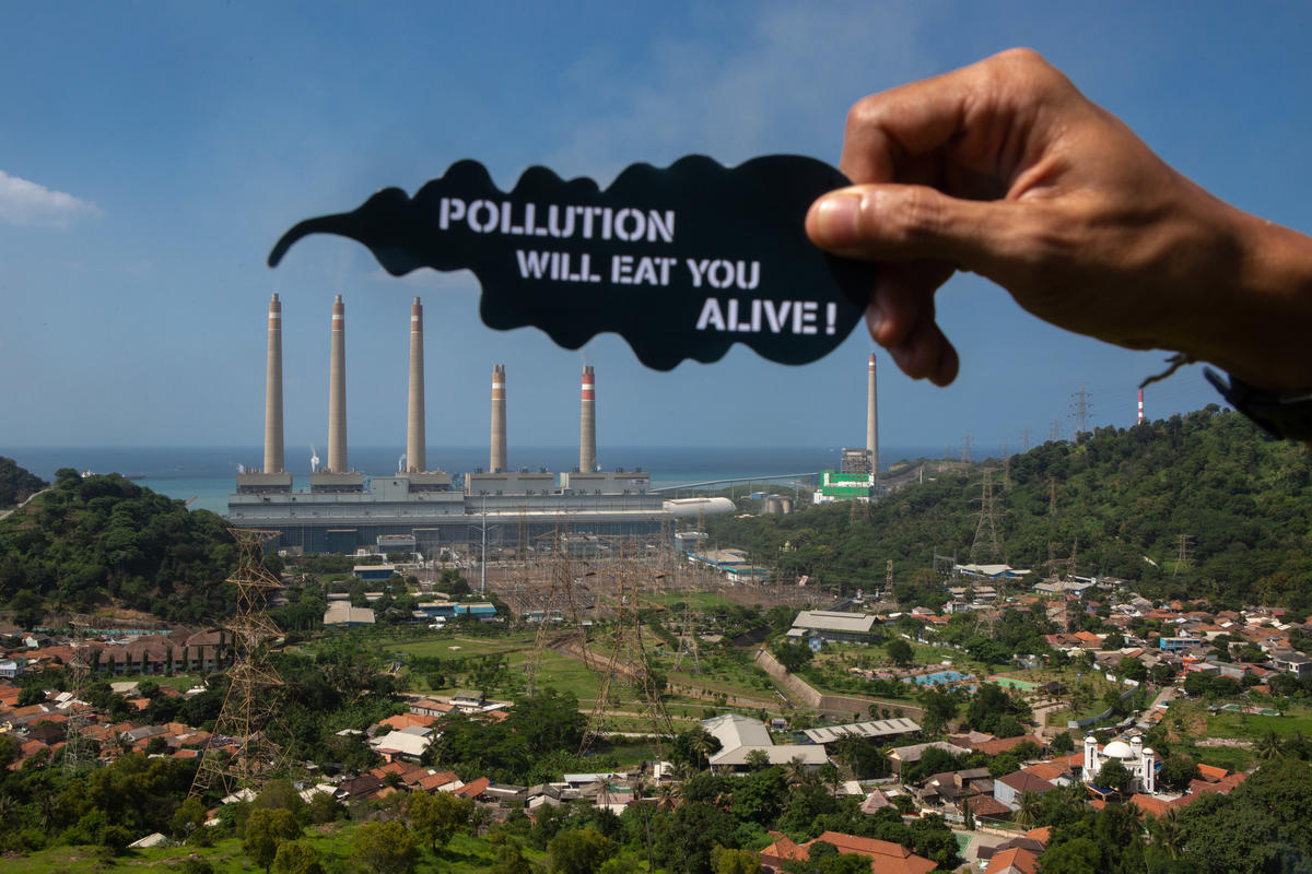 綠色和平印尼辦公室展開的「Clean Air Now!（現在就要乾淨空氣！）」專案行動，透過照片指出印尼境內燃煤電廠林立致使的空氣污染，是人民的隱形殺手。