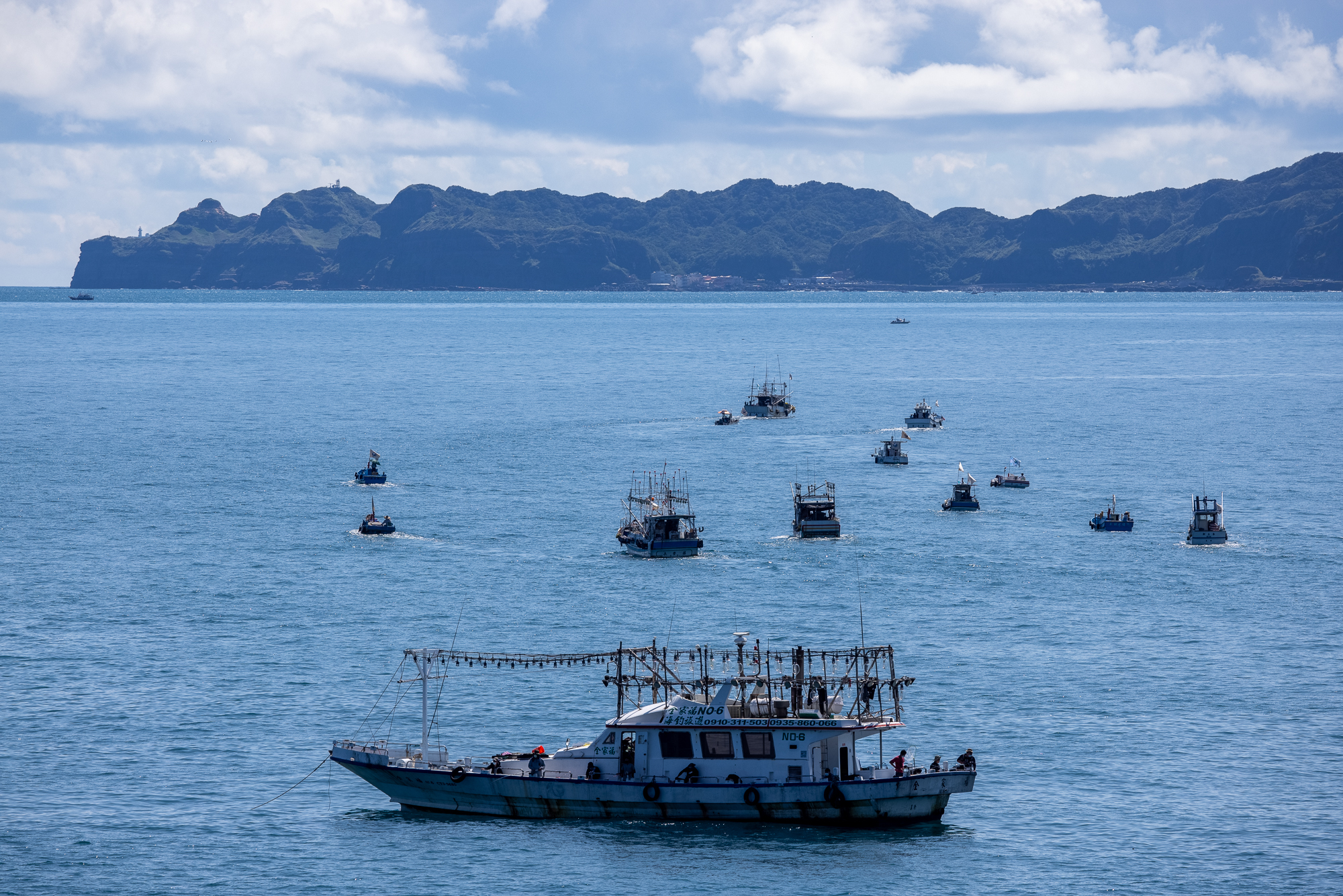 淨海漁船於潮境外海集合。