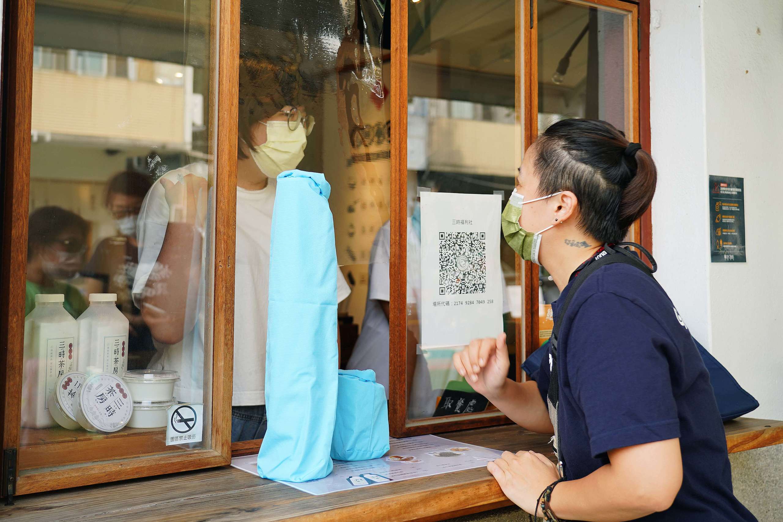 綠色和平邀請臺中市草悟道商圈的飲料店家響應「絕塑好店」,並講解循環杯模式及實行方法。