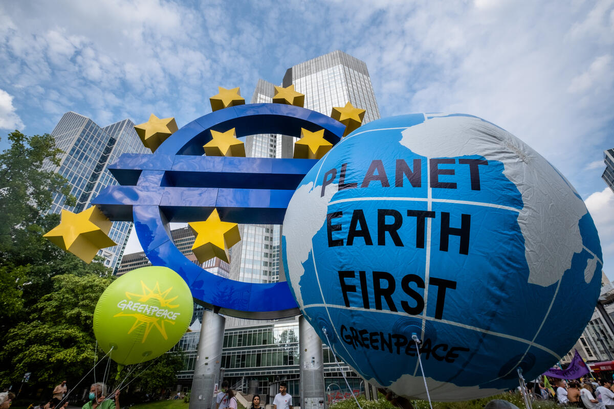 2021年8月，綠色和平與其他參與氣候行動的環保團體，來到歐洲央行前舉起「地球優先」的標語，抗議該銀行向化石燃料業者投資數十億美元，助長氣候危機。