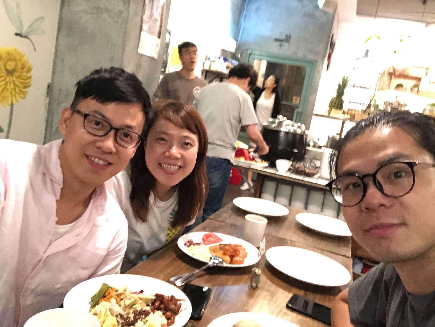 擔任綠色和平資深募款統籌的大魁(左一),邀請香港同事一起去素食自助餐,即便沒有素食習慣的人,也能大快朵頤。