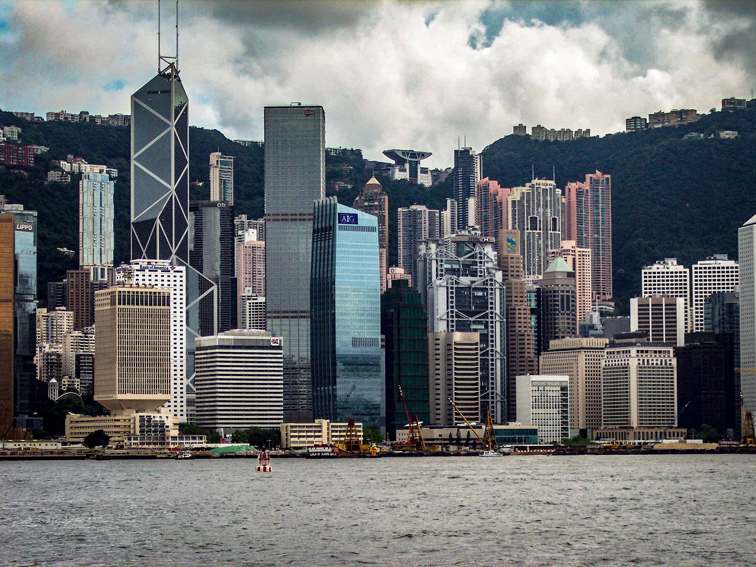 香港是全球最發達的城市之一，也是世界主要的金融和製造業中心，綠色和平呼籲當局作為城市領頭羊，以更積極的政策展現應對氣候危機的決心。