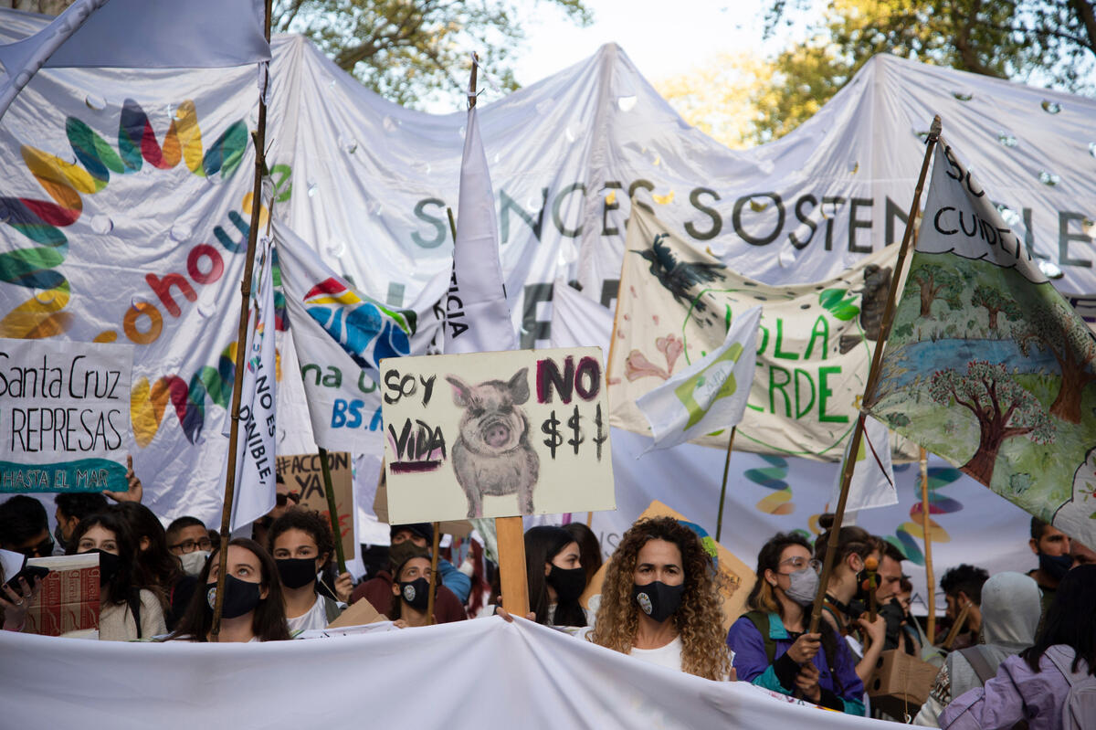 COP26氣候大會前37天，綠色和平與來自全球的青年在阿根廷首都布宜諾斯艾利斯（Buenos Aires）展開氣候遊行，要求世界領導人正視地球正在經歷的氣候與生物多樣性危機，並立即採取緊急措施減緩及因應氣候變遷的行動。