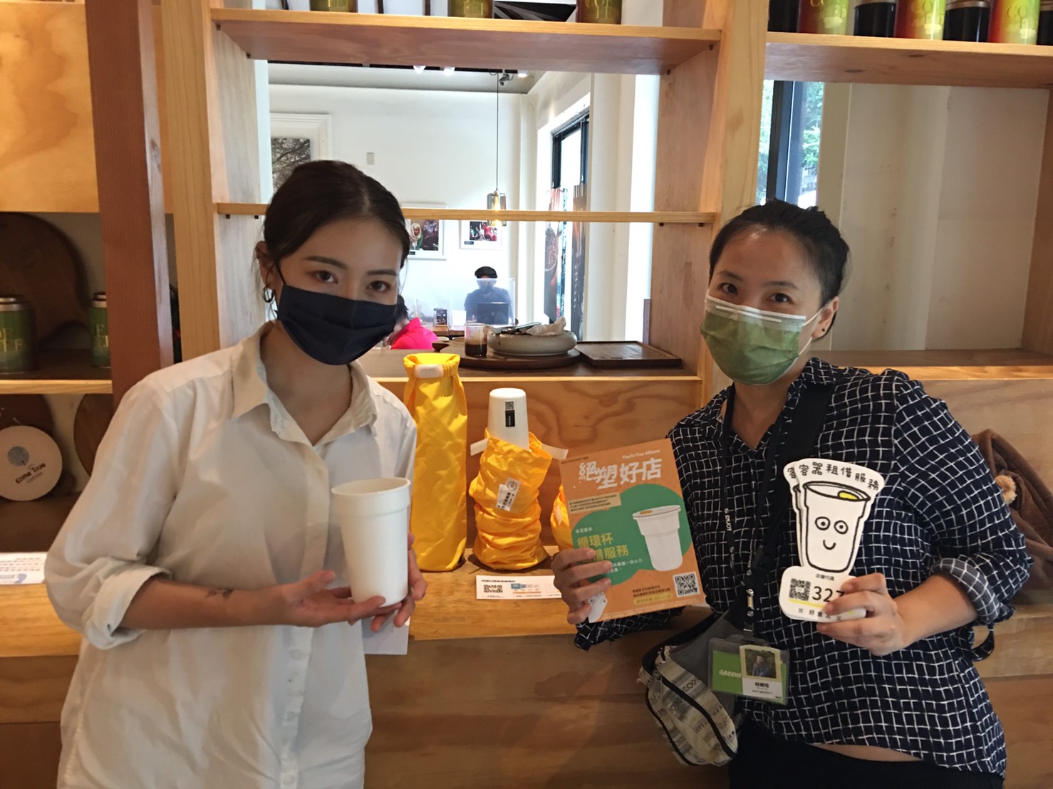 響應綠色和平「絕塑好店」的飲料業者,會收到相關的文宣、說明,以及可重複使用的循環杯。